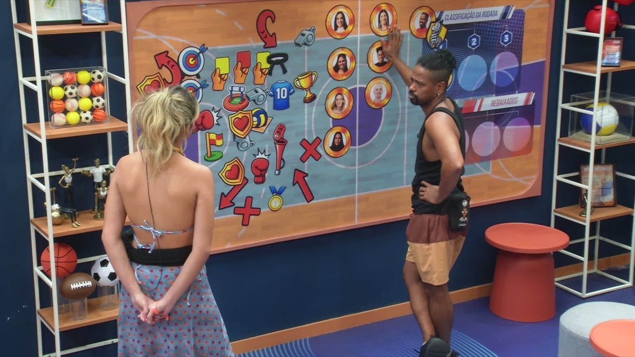 Samira questiona Leandro Boneco sobre “alvo”, e brother responde: 'Todo mundo aqui é voto'