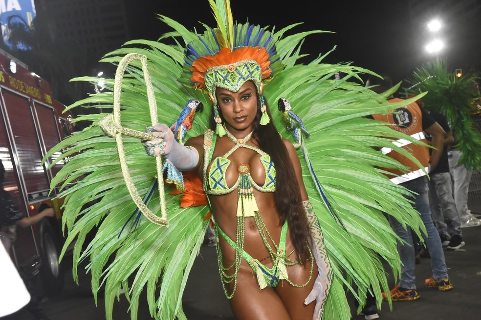 Musa do Salgueiro, Rebecca deixa tatuagem ntima  mostra e fala sobre maratona na Sapuca: 'Trs shows em 24 horas e mais um desfile'  Foto: Roberto Teixeira/gshow