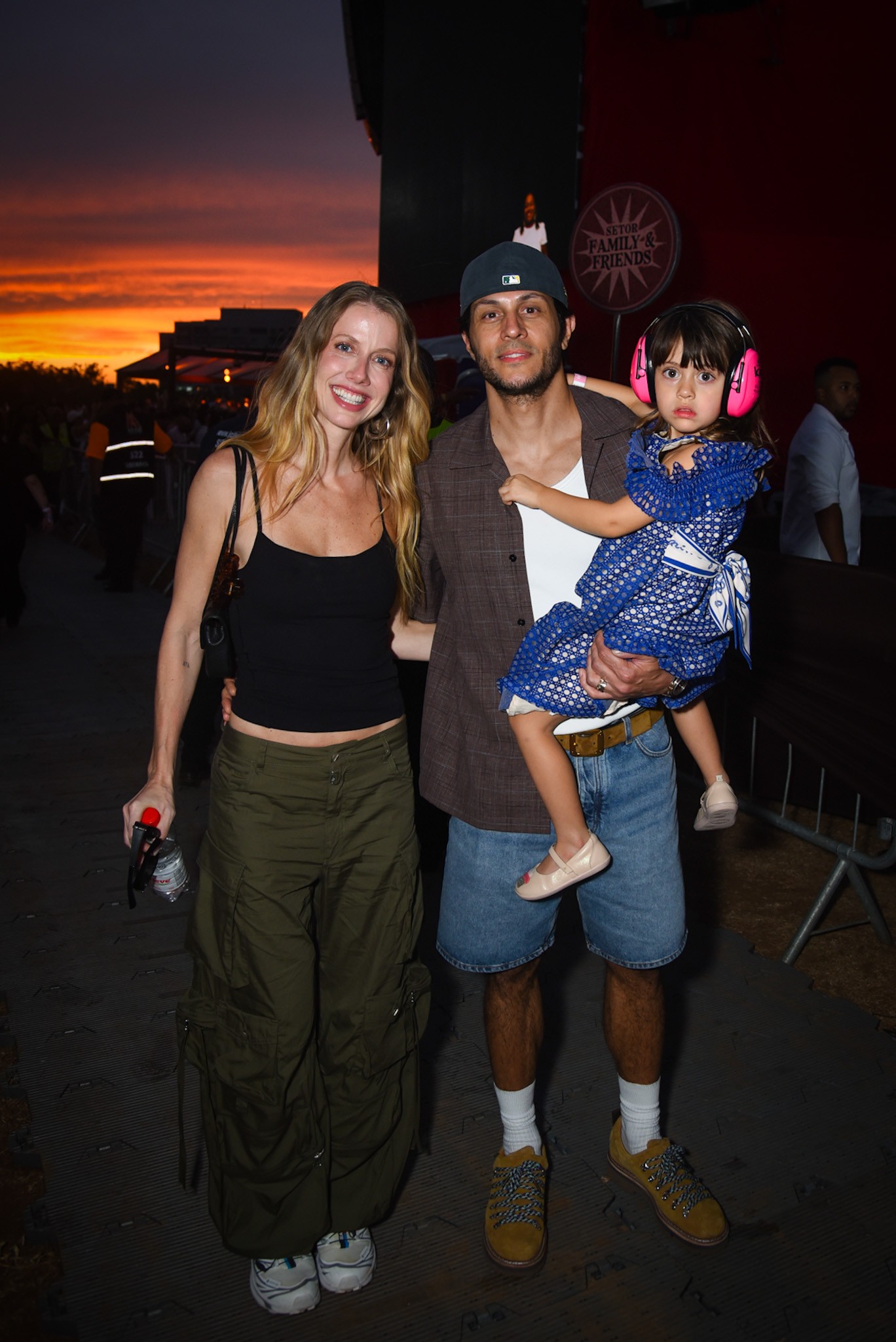 DJ ATKÖ no palco do Rock in Rio com sua esposa e filha na plateia