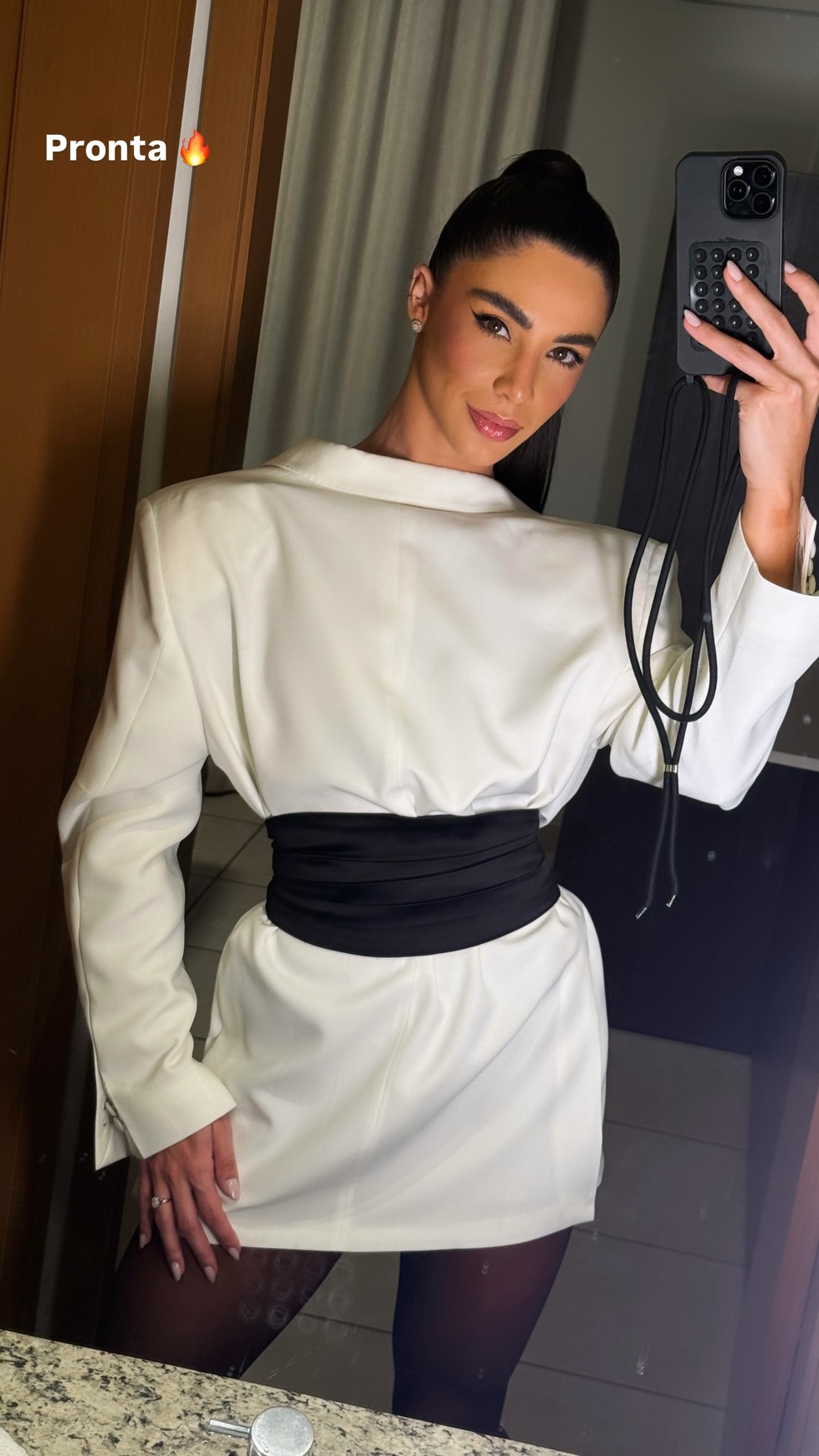 Gabriela Versiani pronta para assistir Murilo Huff em Barretos — Foto: Reprodução/Instagram