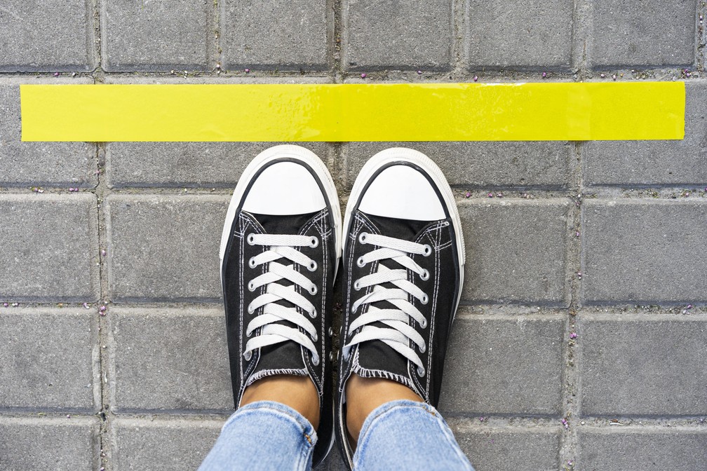 Usar calçado pequeno demais prejudica o pé? Entenda o que acontece e como escolher o sapato ideal — Foto: Freepik