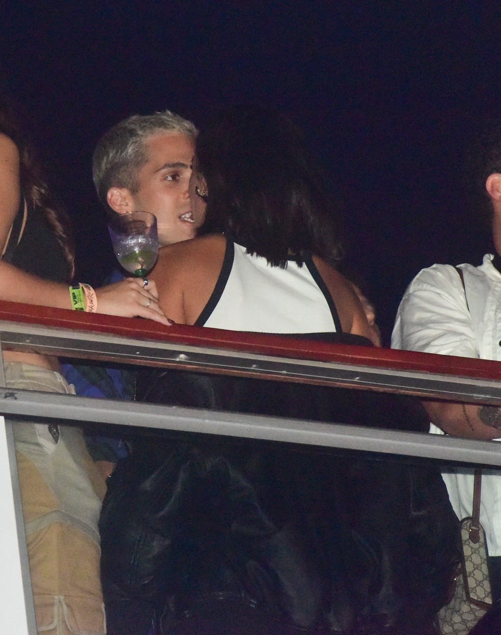 Bruna Marquezine và João Guilherme bị bắt gặp hôn nhau và tận hưởng bầu không khí lãng mạn tại Rock in Rio — Ảnh: AgNews