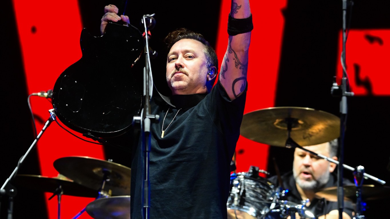 Vocalista do Rise Against durante show no Rock in Rio, usando instrumentos emprestados.