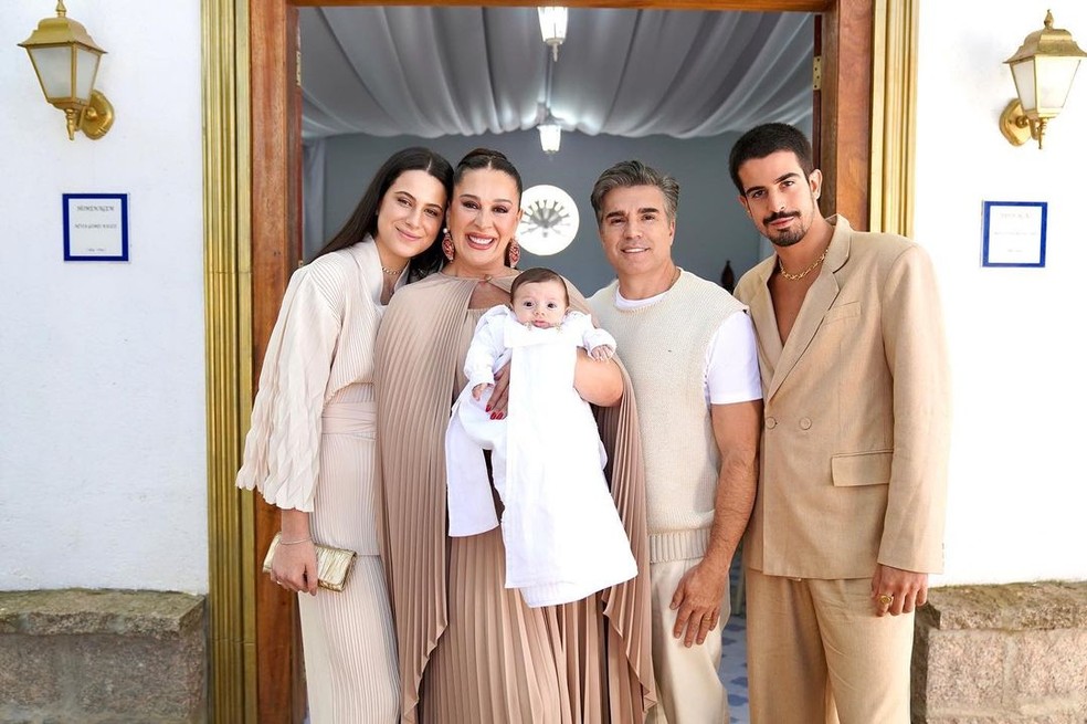 Claudia Raia posta novas fotos do batizado de Luca: 'Já estou com saudade!' | Famosos | gshow