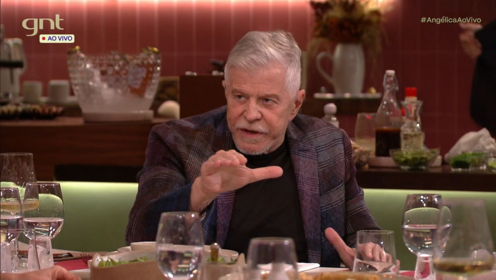 Miguel Falabella comenta polêmica sobre celular no teatro: 'Paro sempre a peça'