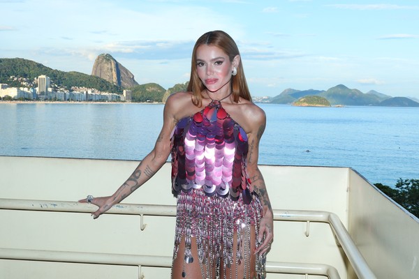 Jaquelline Grohalski aposta em salto de 20 cm em evento de