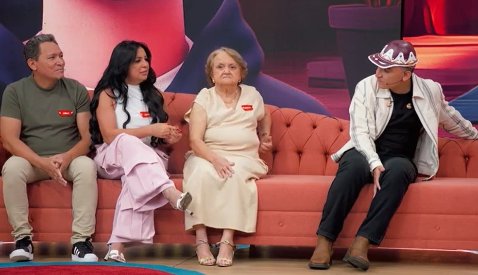 Família de João Gomes no palco do Domingão — Foto: Globo
