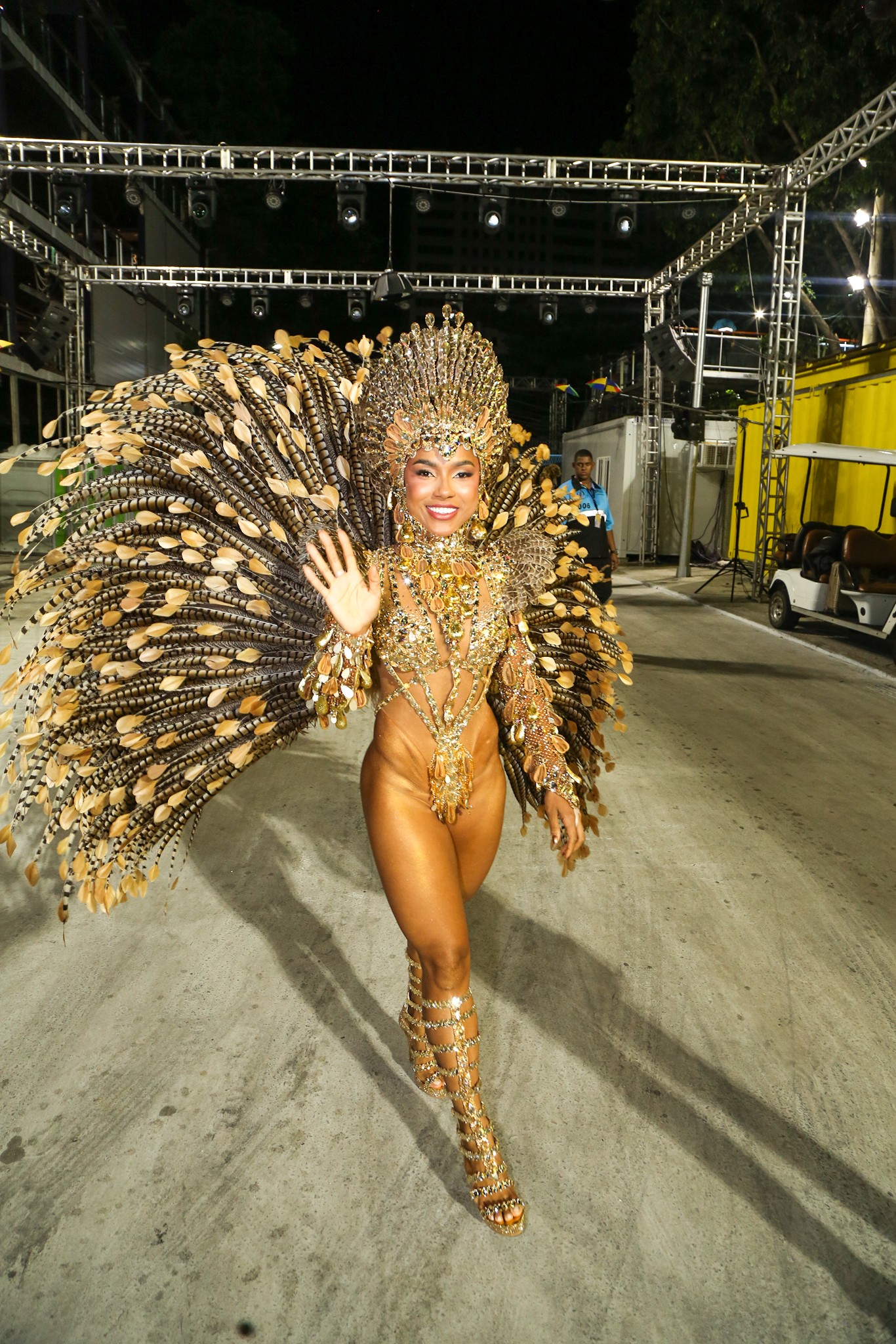 Mayara Lima ostenta virilha ultracavada em fantasia deslumbrante pela Tuiuti