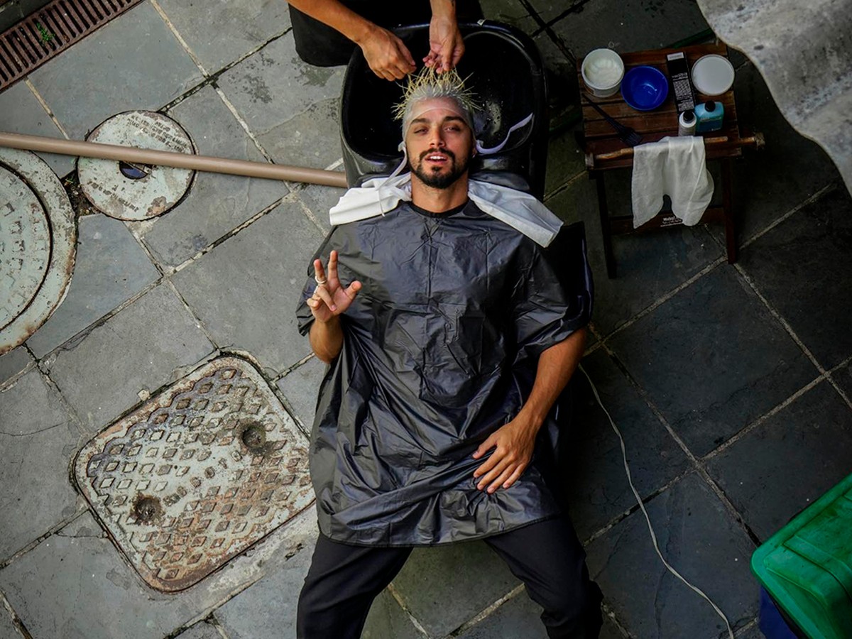 Rodrigo Simas mostra mudança de visual com cabelo loiro | Famosos | gshow