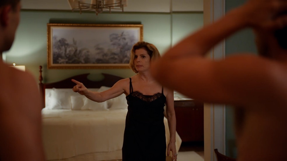 Em Vale Tudo, Odete acaba com briga e manda Marlon embora — Foto: Globo