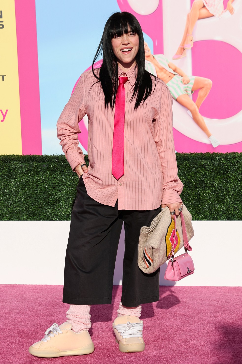Billie Eilish no tapete rosa da premiere de Barbie em Los Angeles, California — Foto: REUTERS/Mike Blake