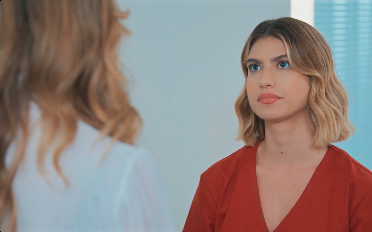 Cena da personagem Leandra em diálogo com Vanessa na trama de Por Você