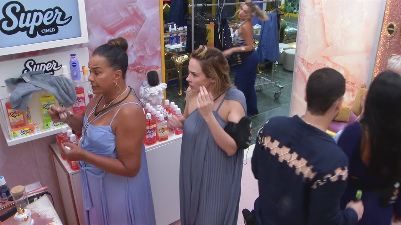 Ana Paula Renault critica adversários: 'Querem jogar brigas em cima da gente'