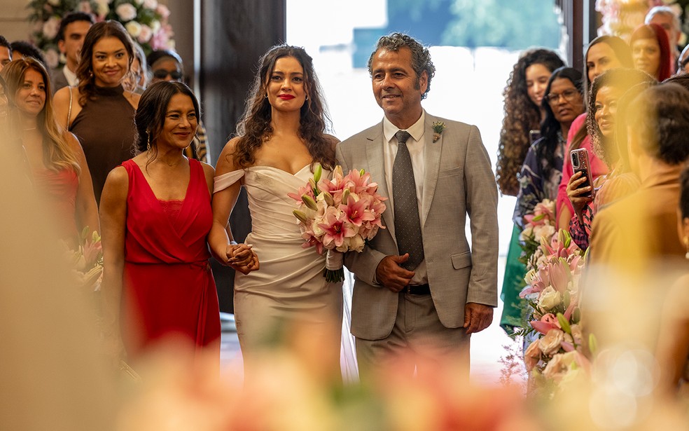 Gerluce caminha rumo ao altar com os pais em Três Graças. Foto: Globo/ Fábio Rocha