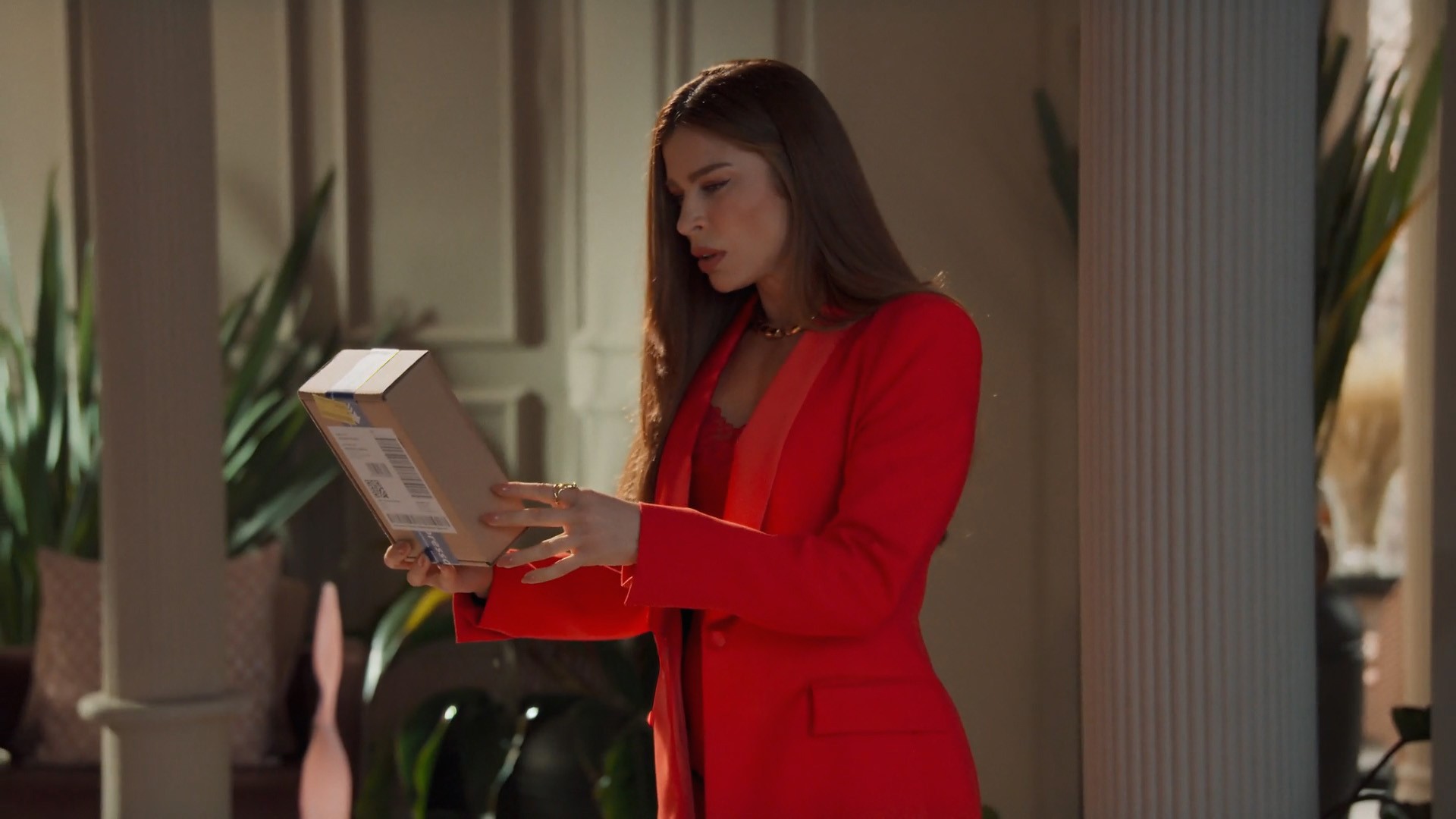 Três Graças: Arminda desmaia ao receber um bilhete de Rogério