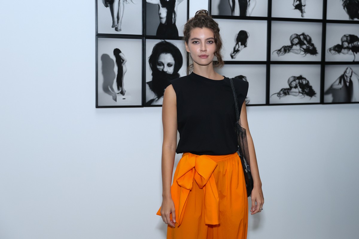 Alanis Guillen, Débora Nascimento e mais famosos vão à abertura VIP de exposição