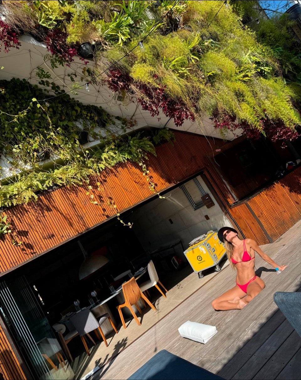 Deborah Secco compartilha álbum com foto de biquíni: 'Novembro animado'