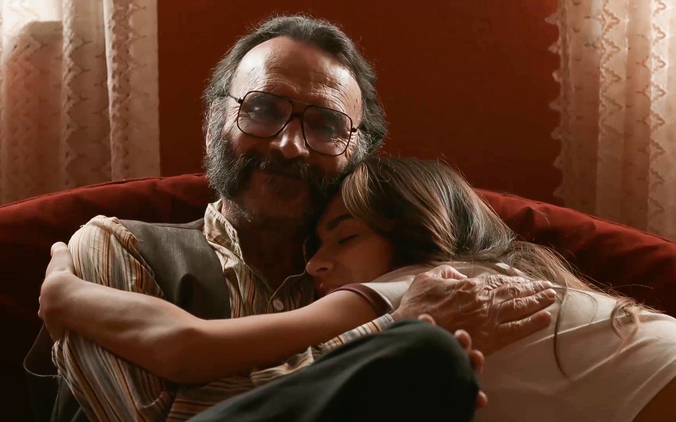 Rachid (Almir Sater) entrará com Sandra (Giullia Buscacio) no casamento da jovem com João Pedro (Juan Paiva) - Renascer — Foto: Globo