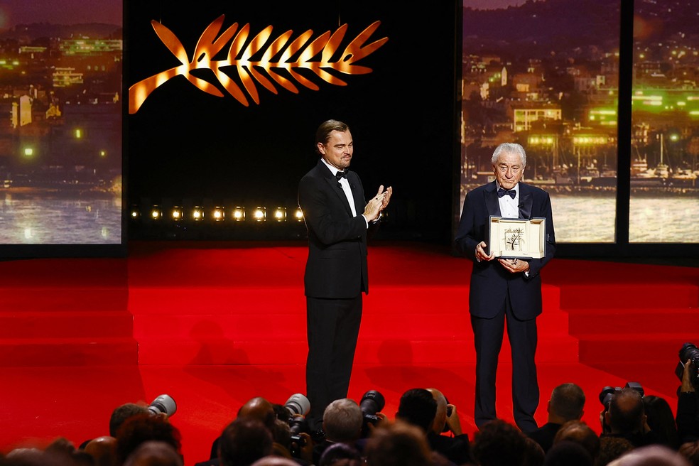 Leonardo DiCaprio entrega Palma de Ouro honorária a Robert De Niro no Festival de Cannes — Foto: REUTERS/Sarah Meyssonnier