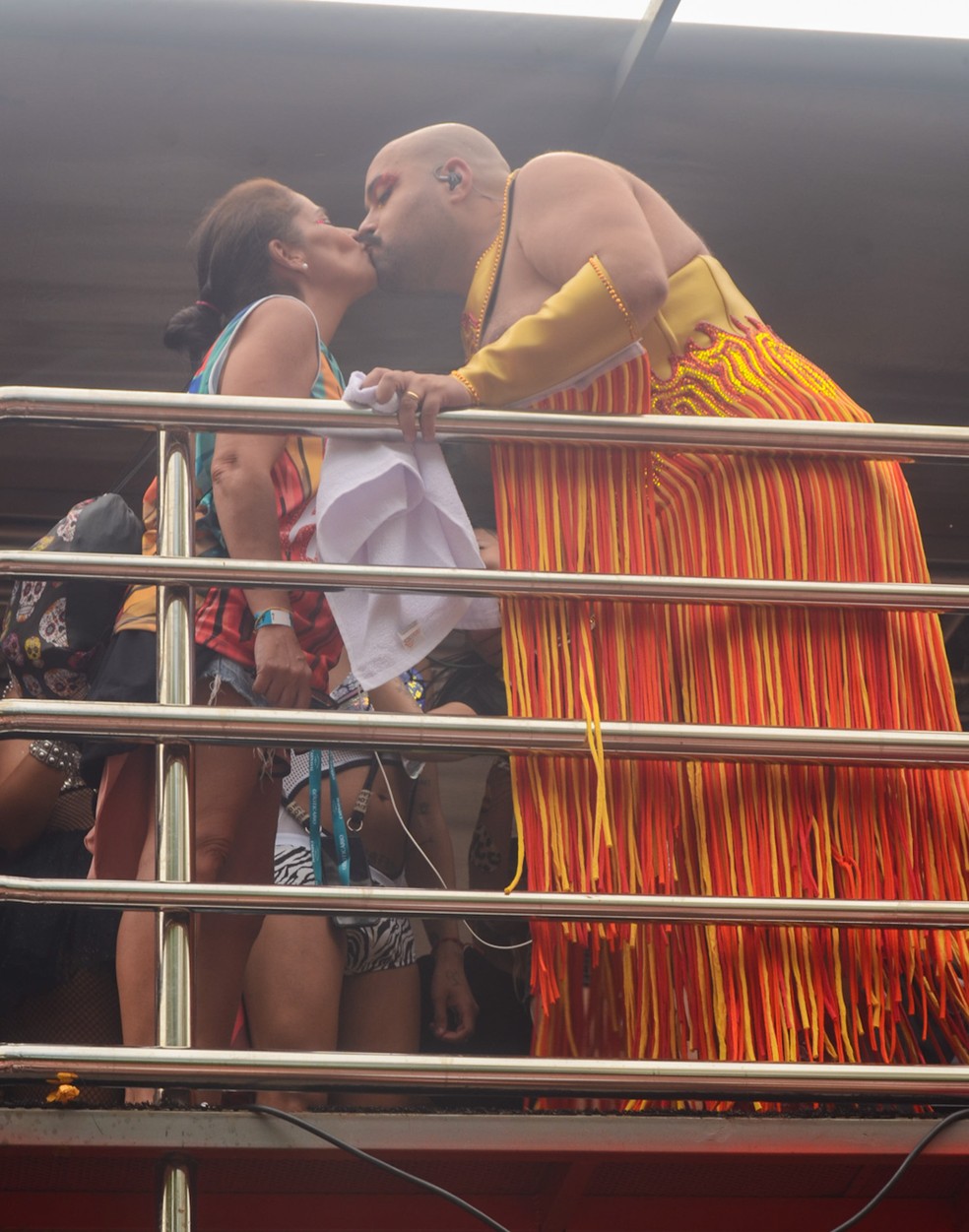 Tiago Abravanel beija muito em seu bloco, em São Paulo — Foto: AgNews