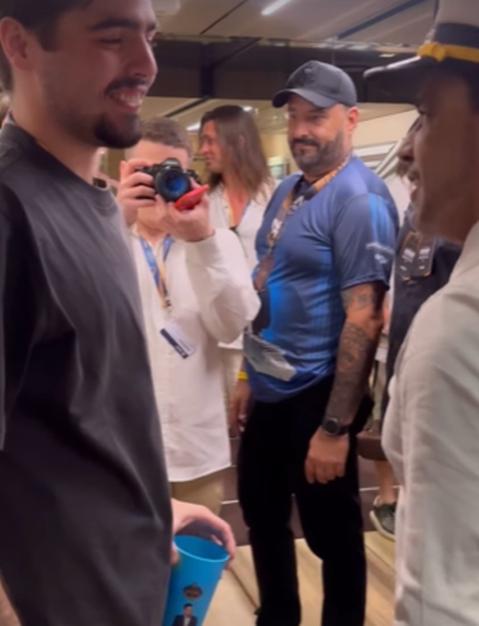 Filho do Faustão, João Silva prestigia Zezé di Camargo no navio — Foto: reprodução