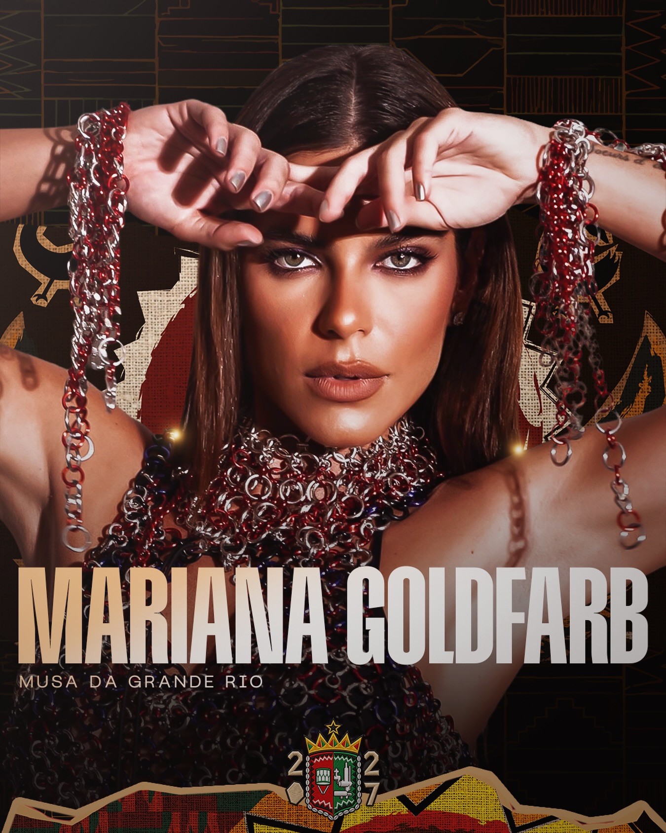 Mariana Goldfarb mostrando look para festa na escola Grande Rio