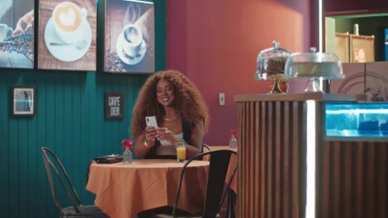 Lulu incentiva Andrômeda a ficar com Ernesto