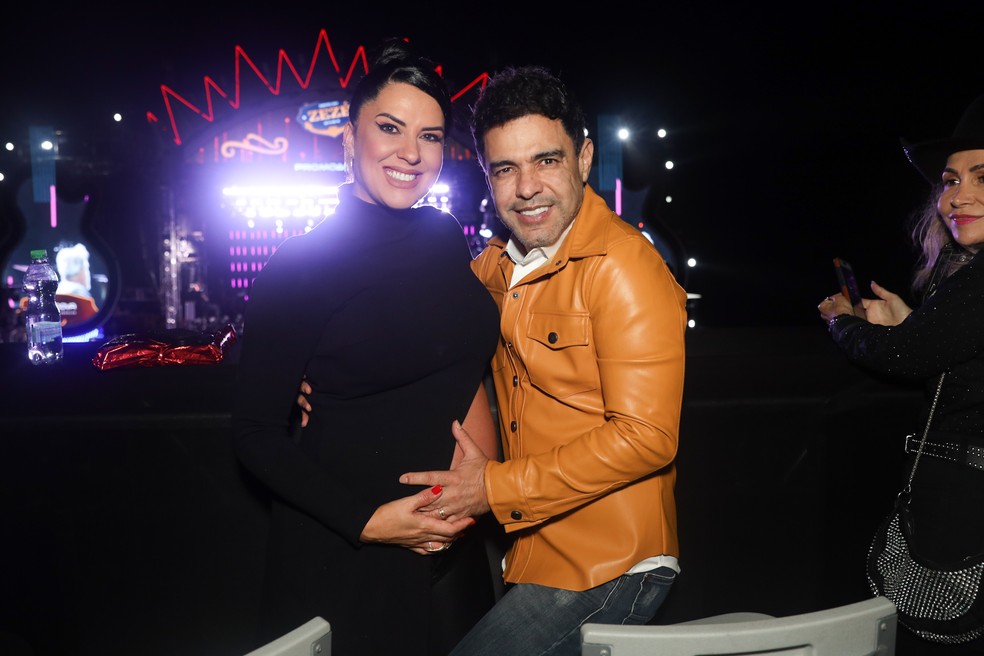 Zezé Di Camargo põe a mão em barriga de Graciele Lacerda — Foto: Brazil News