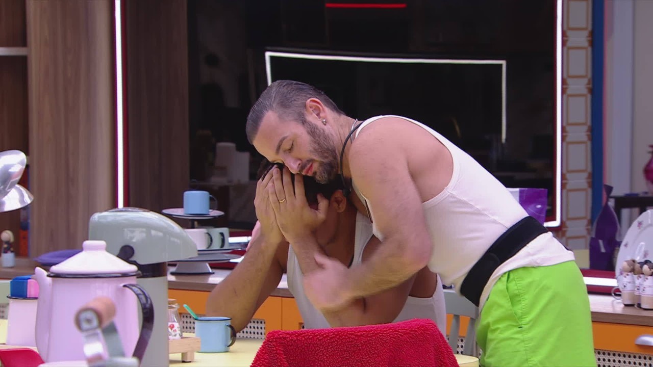 Guilherme chora e é consolado por Diego Hypolito, em noite de Eliminação no BBB 25: 'À flor da pele'