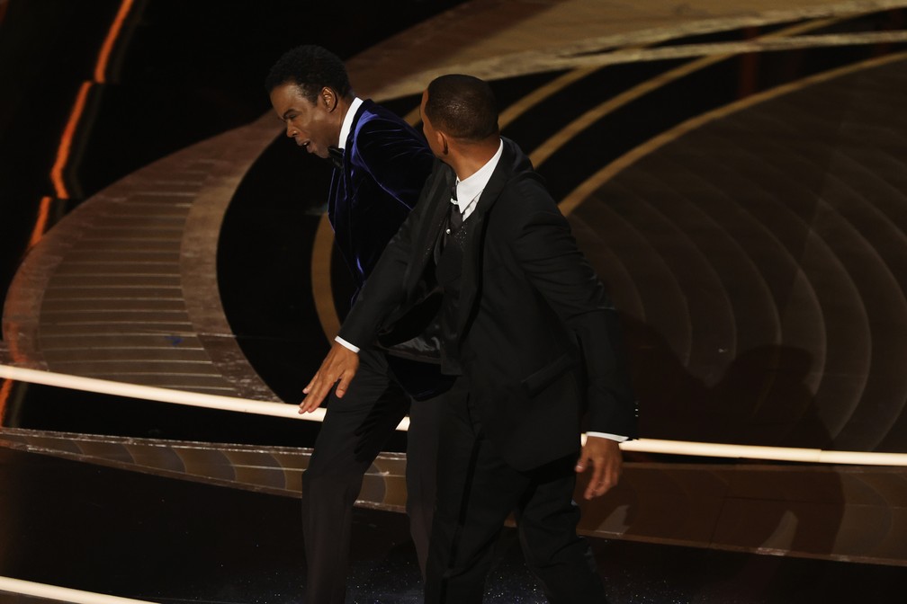 Chris Rock recebe soco de Will Smith no palco do Oscar 2022 — Foto: Neilson Barnard/ Getty Images 