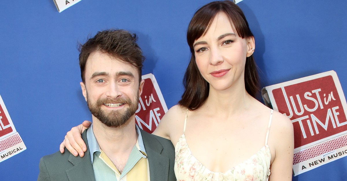 Daniel Radcliffe faz rara aparição com companheira e diferença de altura chama a atenção