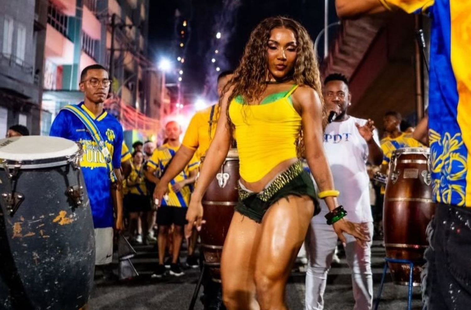 Mayara Lima, rainha de bateria da Paraíso do Tuiuti, viraliza com samba sincronizado com atabaques para 2026