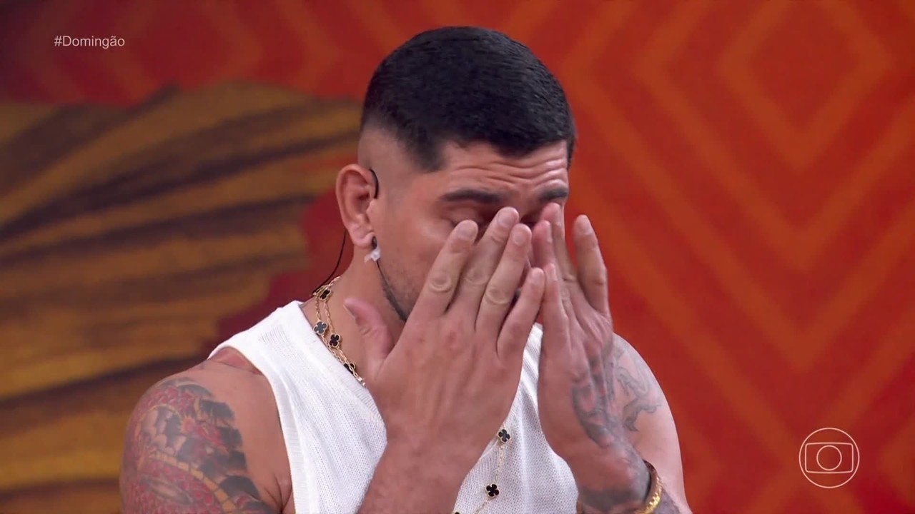 Campeão do UFC, Alex Poatan se emociona ao lembrar início da carreira e vício em bebida no Domingão