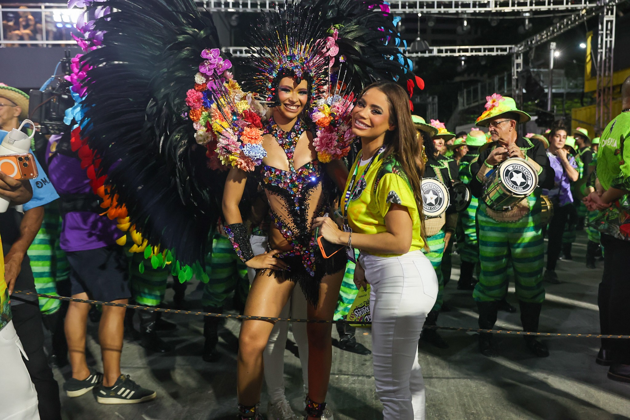 Rainha da Botafogo Samba Clube, Wenny Isa posa com Lexa na Concentração