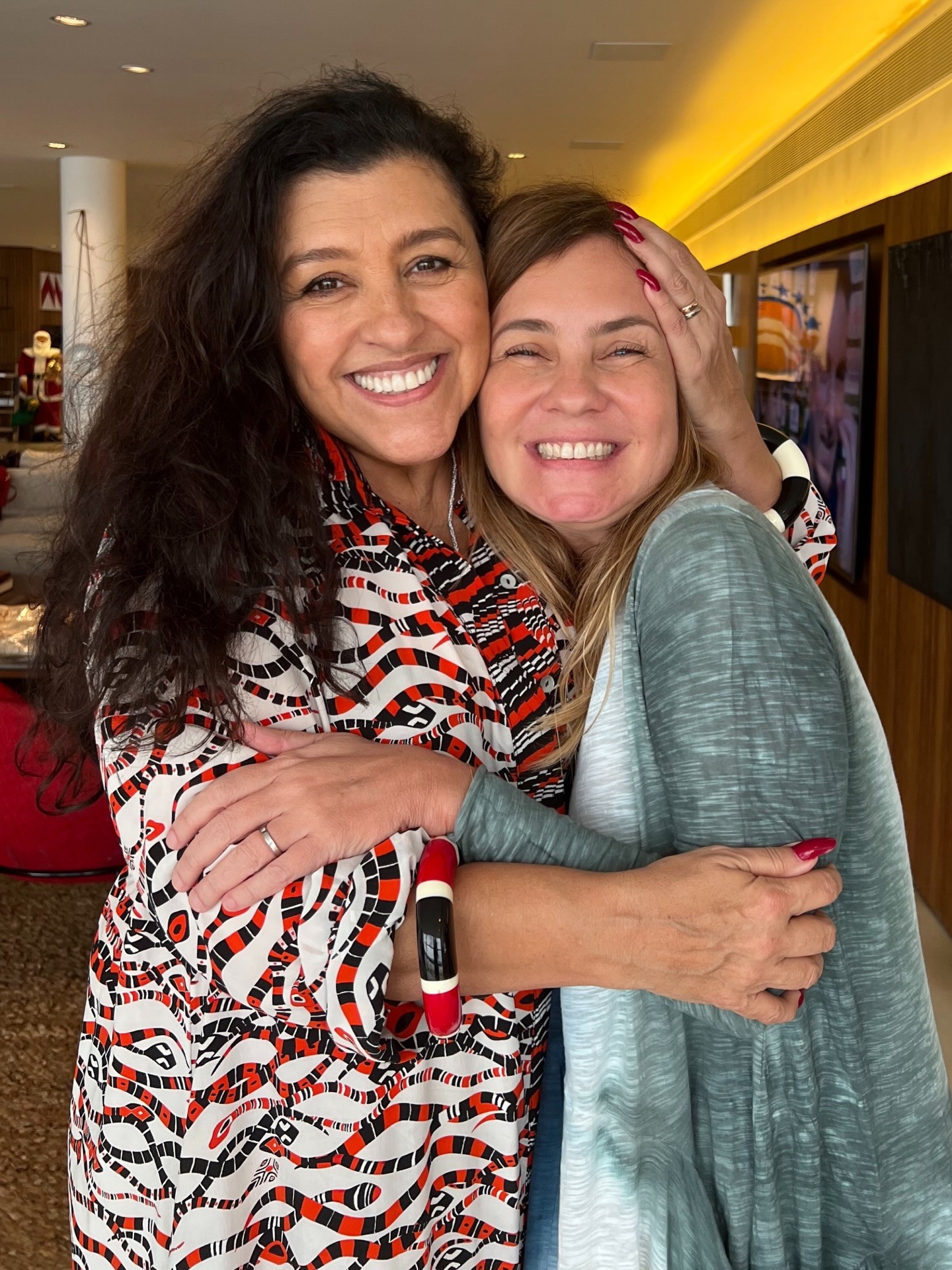 Sem redes socias, Adriana Esteves ganha homenagens de Regina Casé e fãs pelos 56 anos