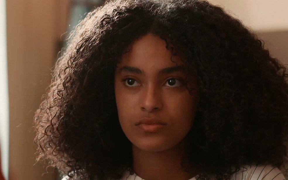 Teca (Livia Silva) deixa a fazenda de José Inocêncio (Marcos Palmeira) em Renascer — Foto: Globo