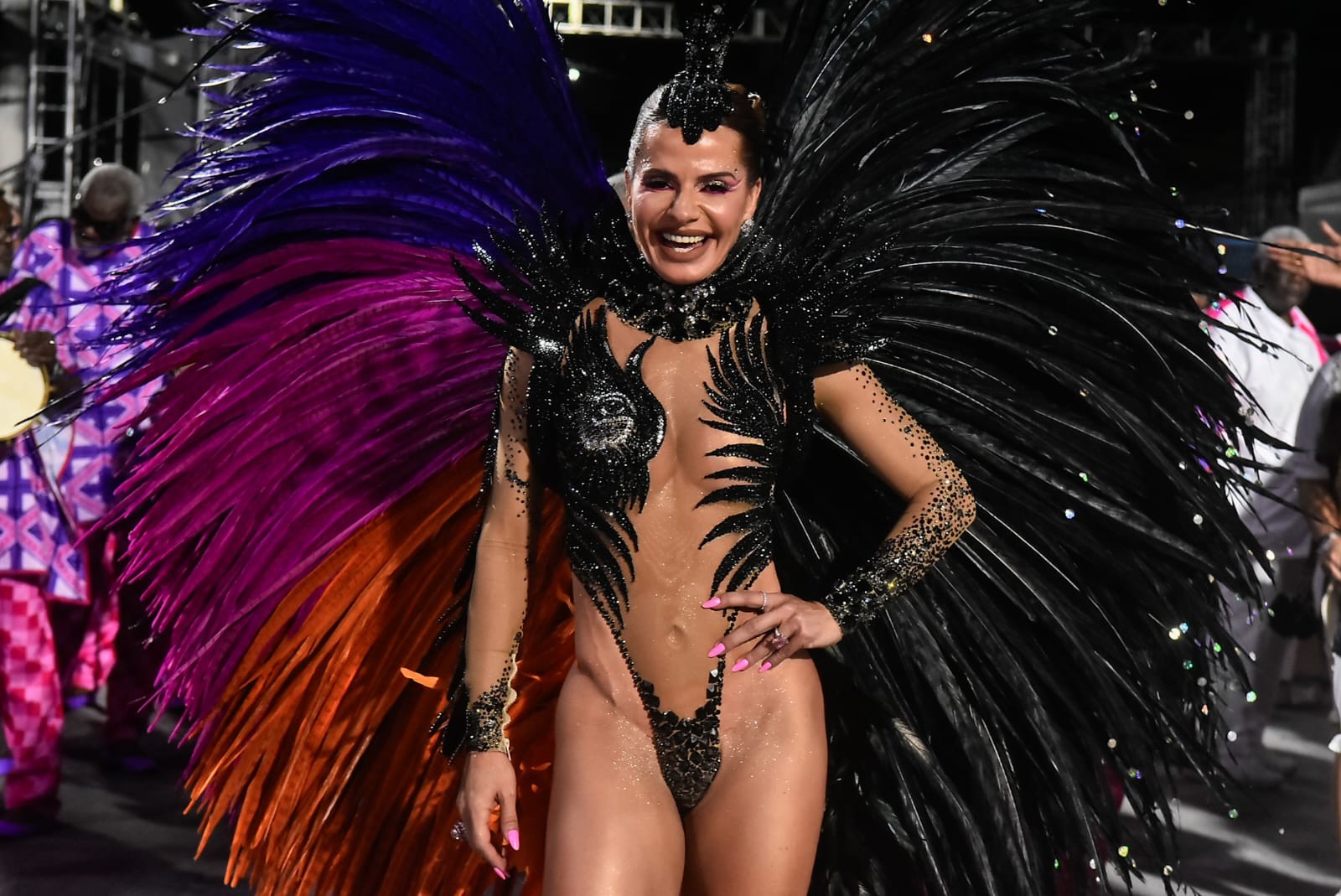 Rainha da Unidos do Jacarezinho aposta em tendência 'underboob' e em look com virilha ultracavada