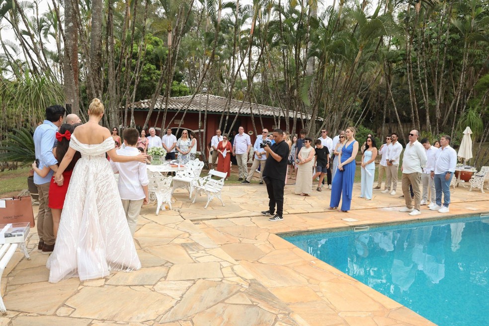 Festa de noivado de Ana Hickmann e Edu Guedes reuniu 50 convidados — Foto: Brazil News