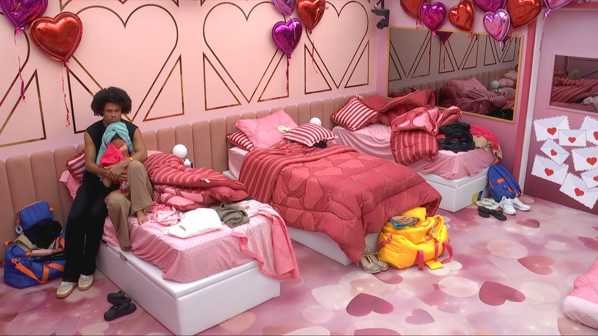 Gabriela chora após discussão com Babu Santana e é consolada por brother