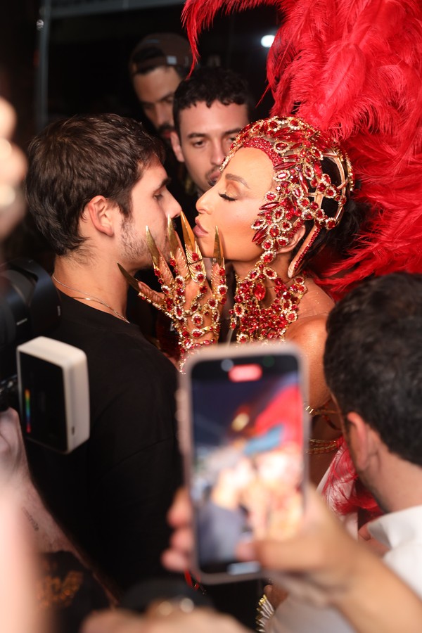 De casamento com Nicolas Prattes a encontro com Dua Lipa! Sabrina