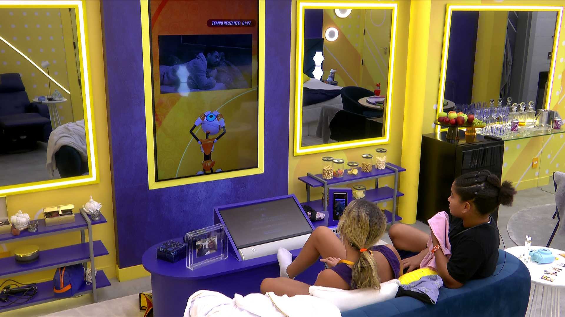 Samira aciona Espia BBB e flagra conversa que acende alerta sobre Floss: 'Ele não joga comigo'