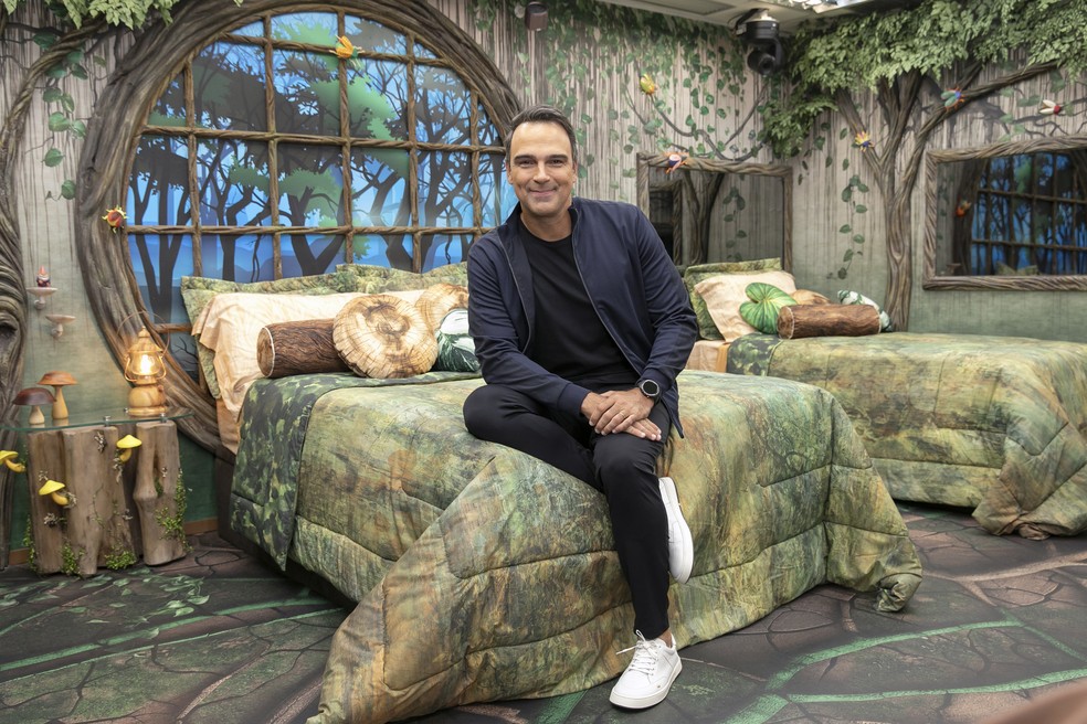 Tadeu Schmidt na casa do BBB 24 — Foto: Globo/Manoella Mello