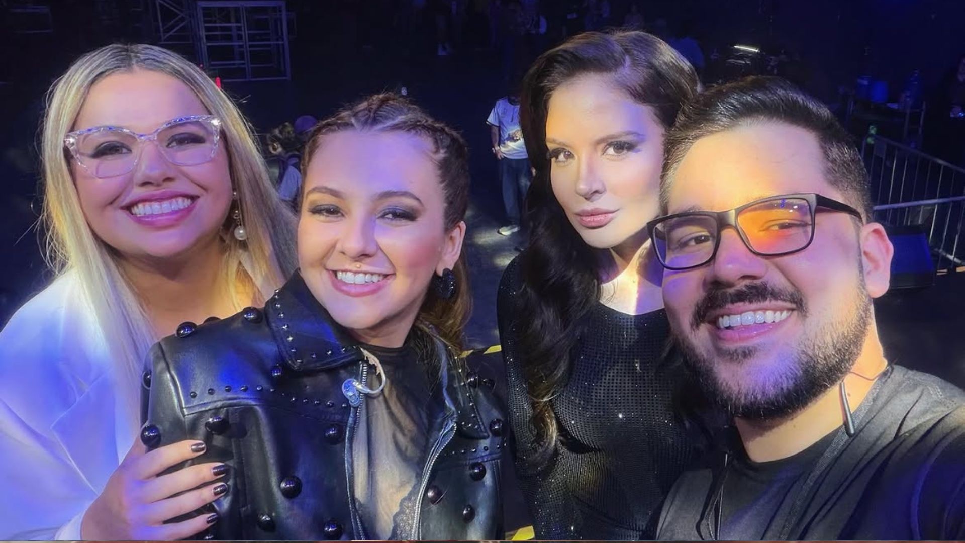 Klara Castanho caracterizada como Maiara durante as gravações do filme sobre Marília Mendonça