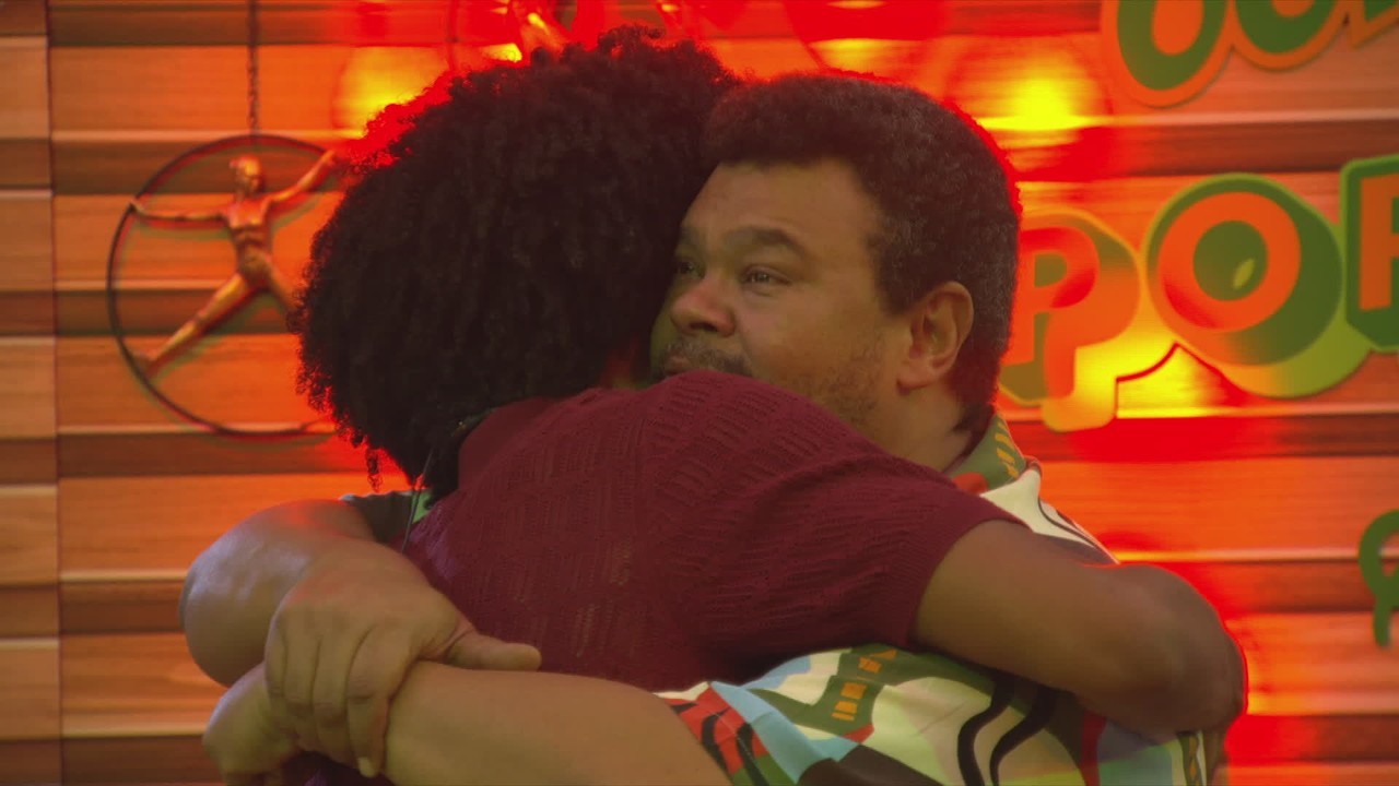 Babu Santana abraça Breno após volta do Quarto Secreto: 'Por sorte era falso'