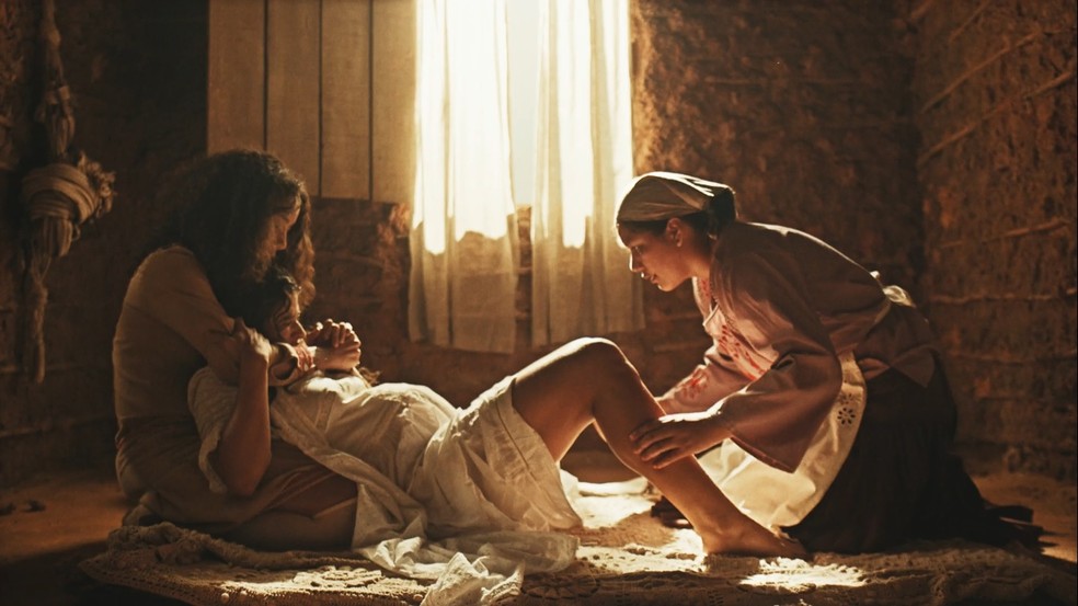 Em Guerreiros do Sol, nasce a filha de Rosa e Josué — Foto: Globoplay