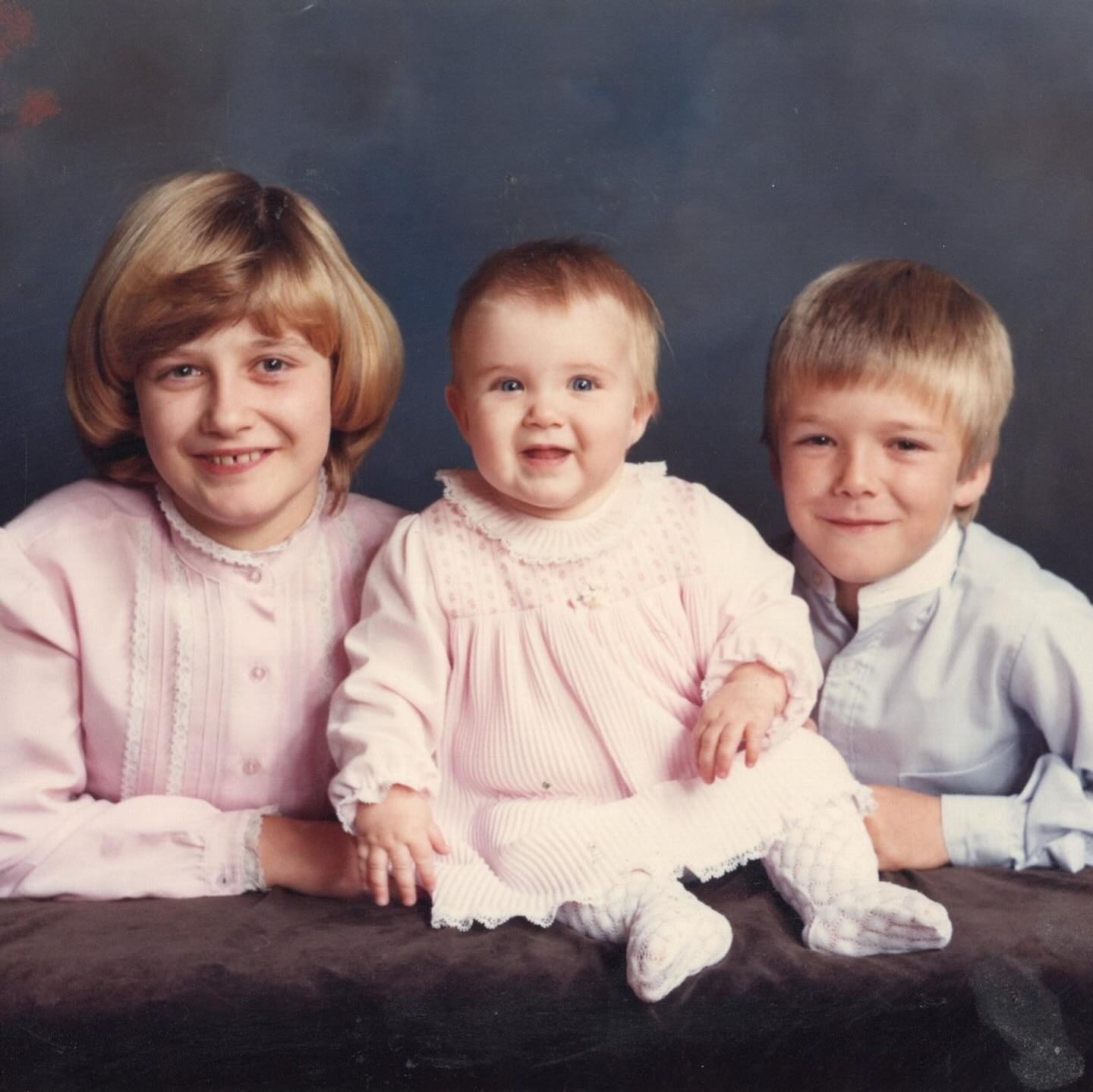 David Beckham faz 50 anos e abre álbum de infância