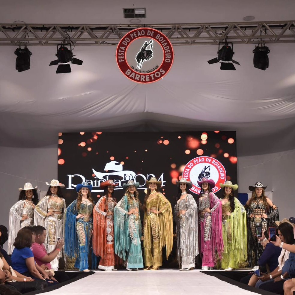 As dez candidatas na passarela — Foto: Reprodução Instagram