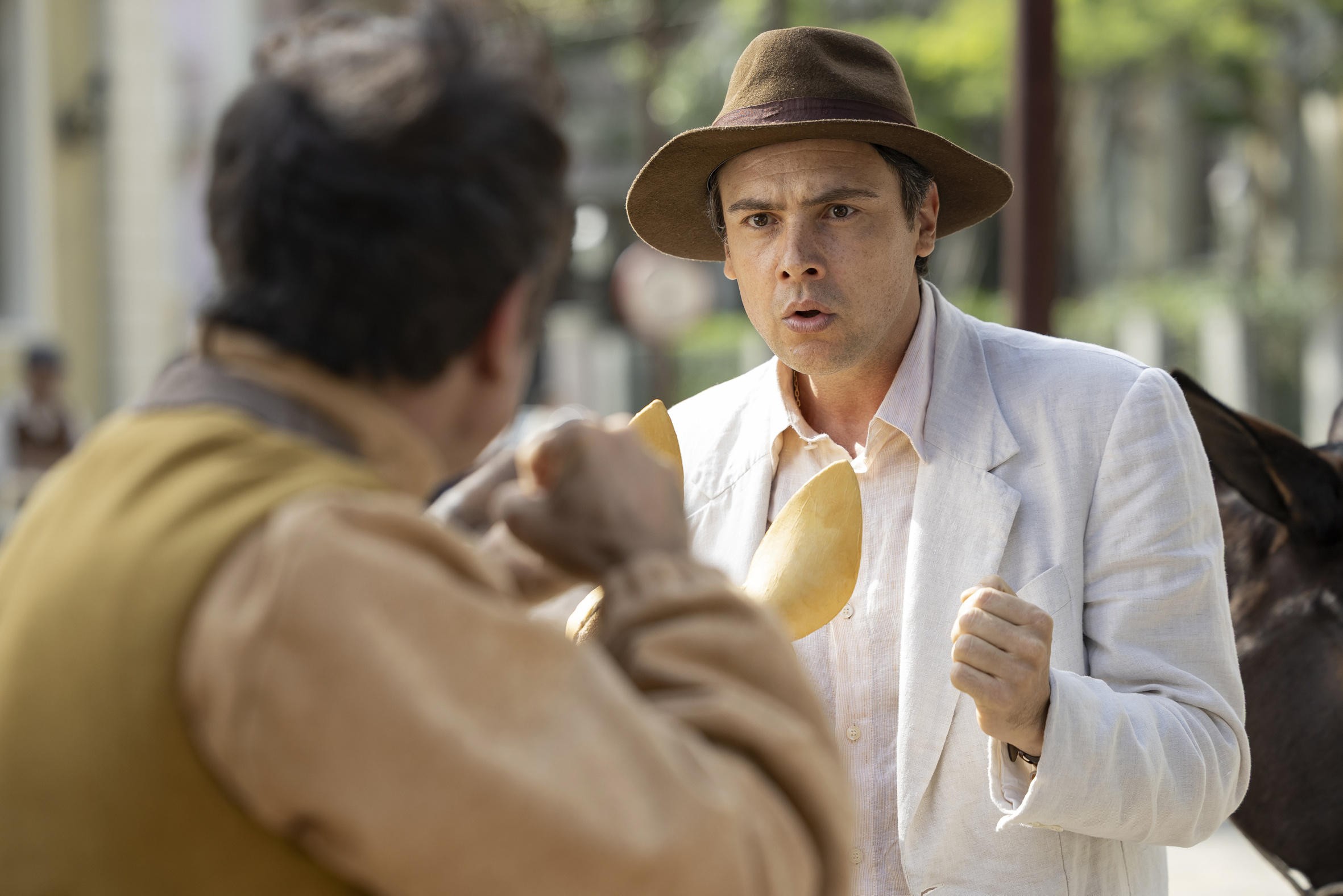 Em Êta Mundo Melhor!, Candinho perde a cabeça e dá soco em Ernesto: ‘Lixo!’