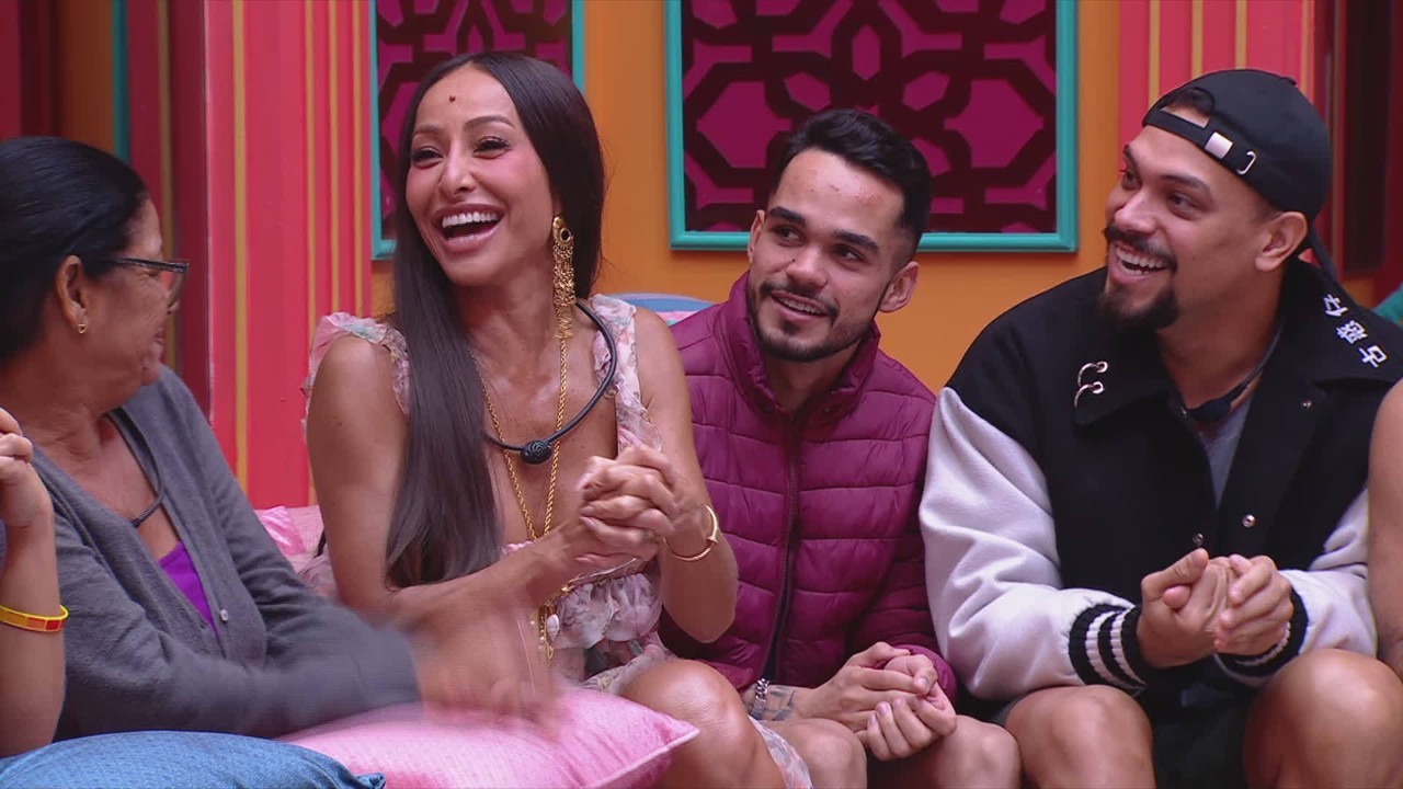 Sabrina conta a brothers que casou com Nicolas Prattes e elogia sogra: 'Maravilhosa'