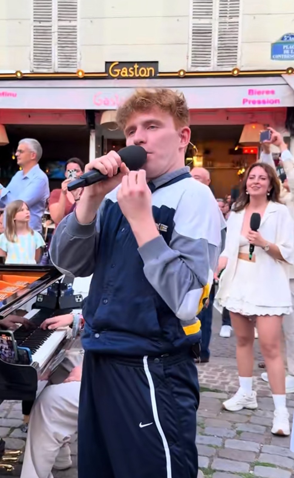 Grupo de músicos faz flashmob em Paris e vídeo 'explode' nas redes em menos  de 24h